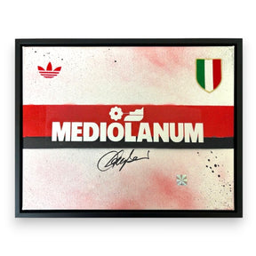 Frame Legends autografato Franco Baresi – tela ispirata alla maglia Milan Away Mediolanum 1988/89 – base bianca fascia rossa e nera – trifoglio Adidas e scudetto tricolore – autografo pennarello nero – adesivo olografico Certificato Witnessed – cornice nera 40x30 cm