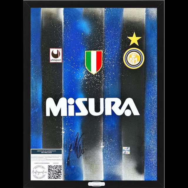 Frame Legends autografato Andreas Brehme – artwork tela dipinta livrea Inter strisce nerazzurre scudetto Uhlsport sponsor Misura – 50x40 cm con cornice – autografo originale pennarello nero – COA Associazione Autografia incluso – condizioni Excellent