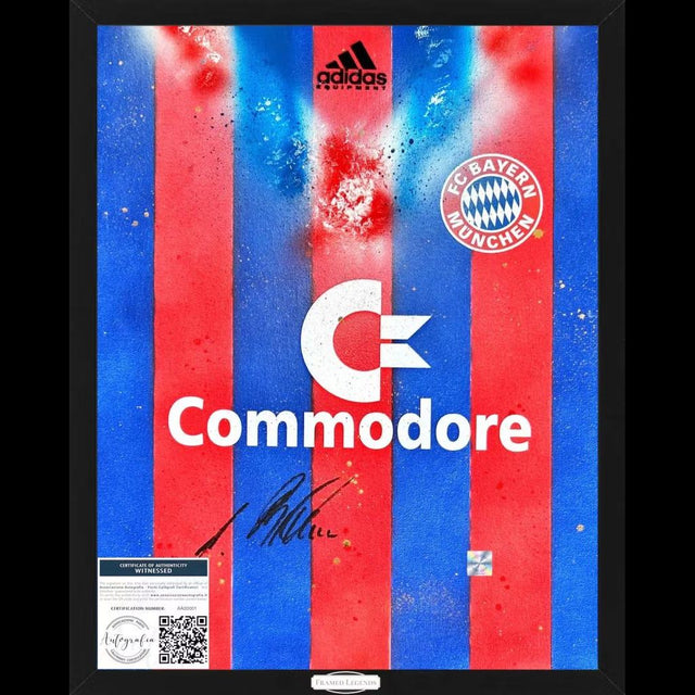 Frame Legends autografato Andreas Brehme – artwork tela dipinta livrea Bayern Monaco strisce rosso blu Adidas Equipment sponsor Commodore – 50x40 cm con cornice – autografo originale pennarello nero – COA Associazione Autografia incluso – condizioni Excellent
