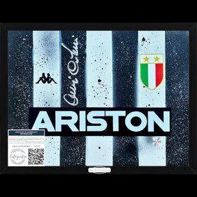 Frame Legends autografato Antonio Cabrini – artwork tela dipinta livrea Juventus strisce bianconere logo Kappa stemma due stelle sponsor Ariston – 40x30 cm con cornice – autografo originale pennarello argento – COA Associazione Autografia incluso – condizioni Excellent