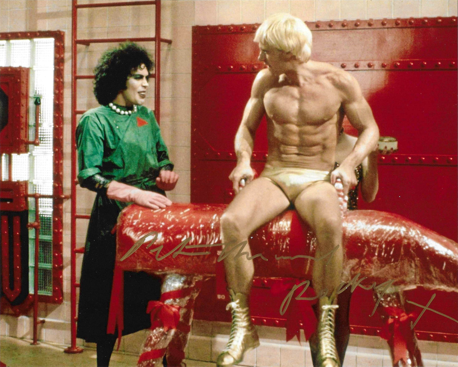 Fotografia autografata Peter Hinwood nel ruolo di Rocky in The Rocky Horror Picture Show – firma originale pennarello dorato – 24,8x20 cm – condizioni Excellent
