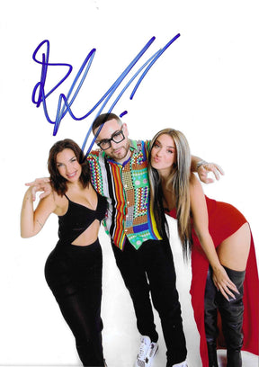 Fotografia autografata Rocco Hunt ritratto promozionale a colori sfondo bianco con due ragazze – firma originale pennarello blu – 20x15 cm – condizioni Excellent