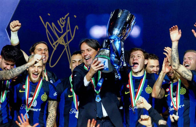Fotografia autografata Simone Inzaghi mentre solleva la Supercoppa Italiana 2024 con la squadra Inter in divisa blu – autografo originale pennarello dorato in alto a sinistra – 29,5x20,5 cm – condizioni Excellent