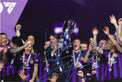 Fotografia autografata Simone Inzaghi solleva la Supercoppa Italiana 2023 con la squadra Inter in divisa viola third kit Paramount+ – autografo originale pennarello blu prominente al centro – 20,3x15,2 cm – condizioni Excellent