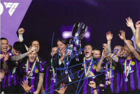 Fotografia autografata Simone Inzaghi solleva la Supercoppa Italiana 2023 con la squadra Inter in divisa viola third kit Paramount+ – autografo originale pennarello blu prominente al centro – 20,3x15,2 cm – condizioni Excellent