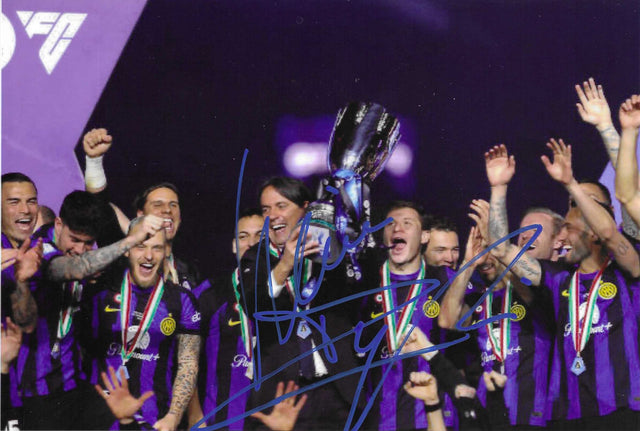 Fotografia autografata Simone Inzaghi solleva la Supercoppa Italiana 2023 con la squadra Inter in divisa viola third kit Paramount+ – autografo originale pennarello blu prominente al centro – 20,3x15,2 cm – condizioni Excellent