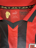 Etichetta collo maglia AC Milan 125 Home – scritta A.C. Milan 125 oro – Diavoletto – Puma Emirates Fly Better tono su tono
