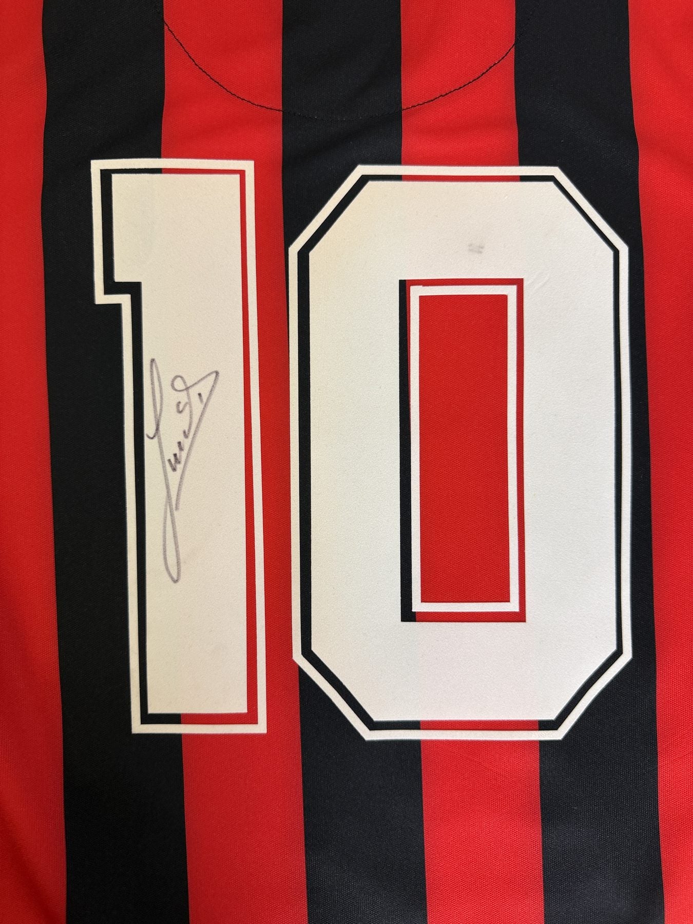 Dettaglio numero 10 maglia AC Milan 1988-89 Heritage – autografo originale Ruud Gullit pennarello scuro