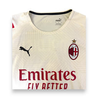 Dettaglio colletto e stemma ACM 1899 maglia AC Milan Away 2021-22 – Puma