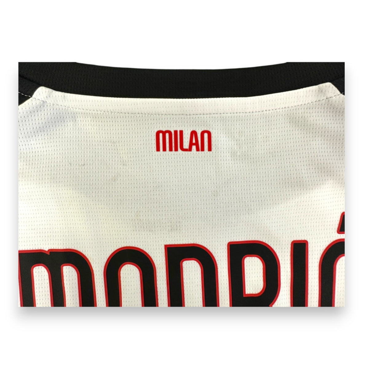 Dettaglio collo retro con scritta MILAN sopra nameset Modrić maglia Away 2025-26