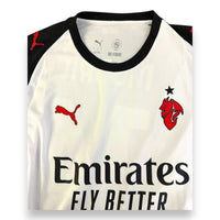 Dettaglio colletto e stemma ACM maglia AC Milan Away 2025-26 – etichetta Made in Vietnam