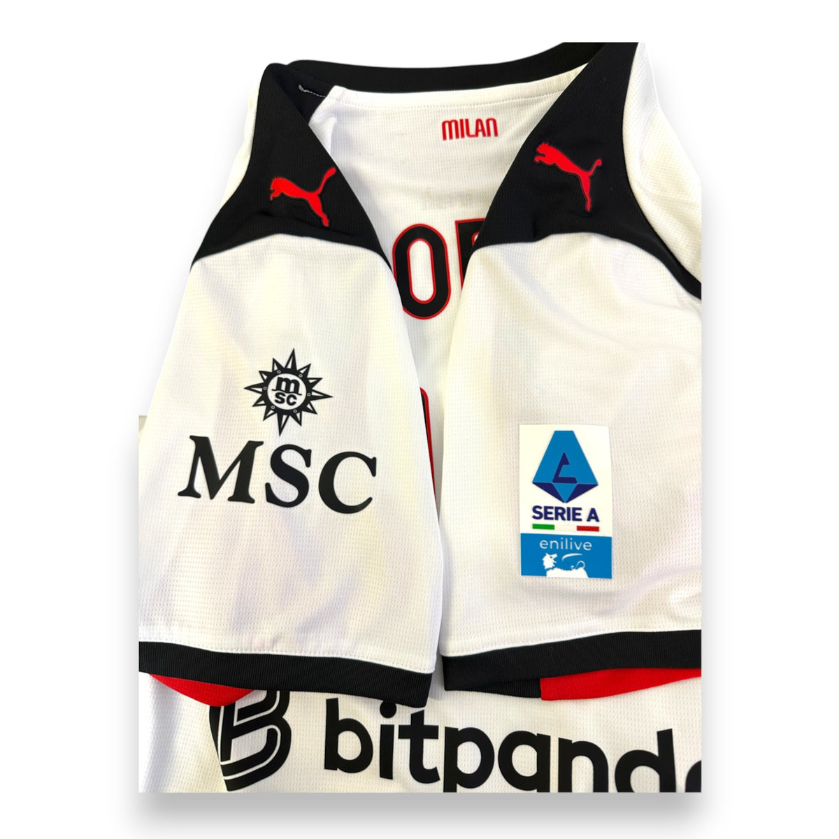 Dettaglio patch MSC e Serie A Enilive manica maglia AC Milan Away 2025-26