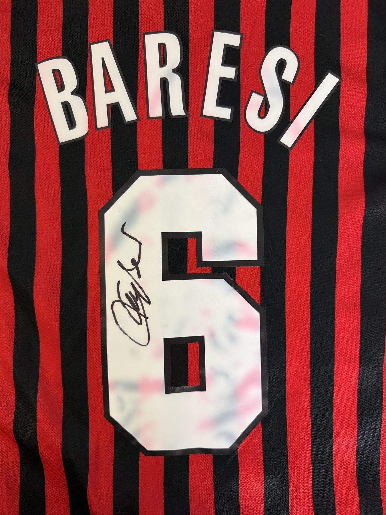 Macro autografo originale Franco Baresi sul numero 6 maglia AC Milan retro 1995-96 – pennarello nero – COA incluso