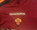 Dettaglio fronte maglia AS Roma 2004-05 Diadora – stemma Lupa ASR – leggeri segni dovuti al tempo e alla conservazione