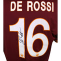 Dettaglio autografo originale Daniele De Rossi pennarello nero su numero 16 bianco maglia AS Roma Home 2013/14 retro stemmi AS Roma alla base