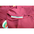 Dettaglio etichetta Made in Italy maglia AS Roma Home 2013/14 produzione in-house tessuto traforato rosso pompeiano patch Serie A TIM