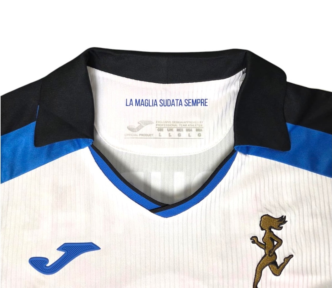 Colletto della maglia Atalanta Away 2022/23 con scritta La maglia sudata sempre e etichetta Joma taglia L