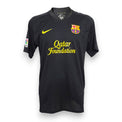 Maglia Barcellona Away 2011-12 Messi Nike nera – sponsor Qatar Foundation giallo stemma FCB e patch LFP