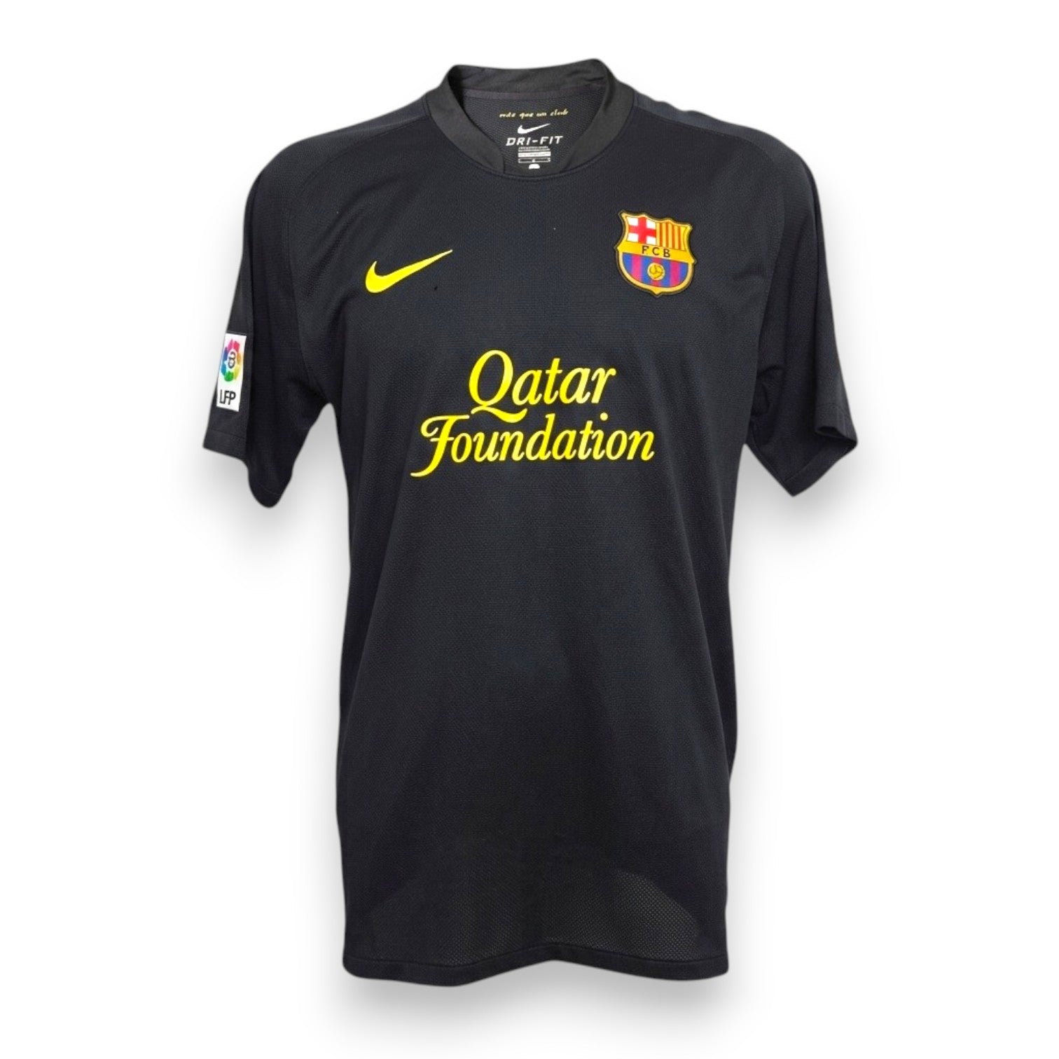 Maglia Barcellona Away 2011-12 Messi Nike nera – sponsor Qatar Foundation giallo stemma FCB e patch LFP