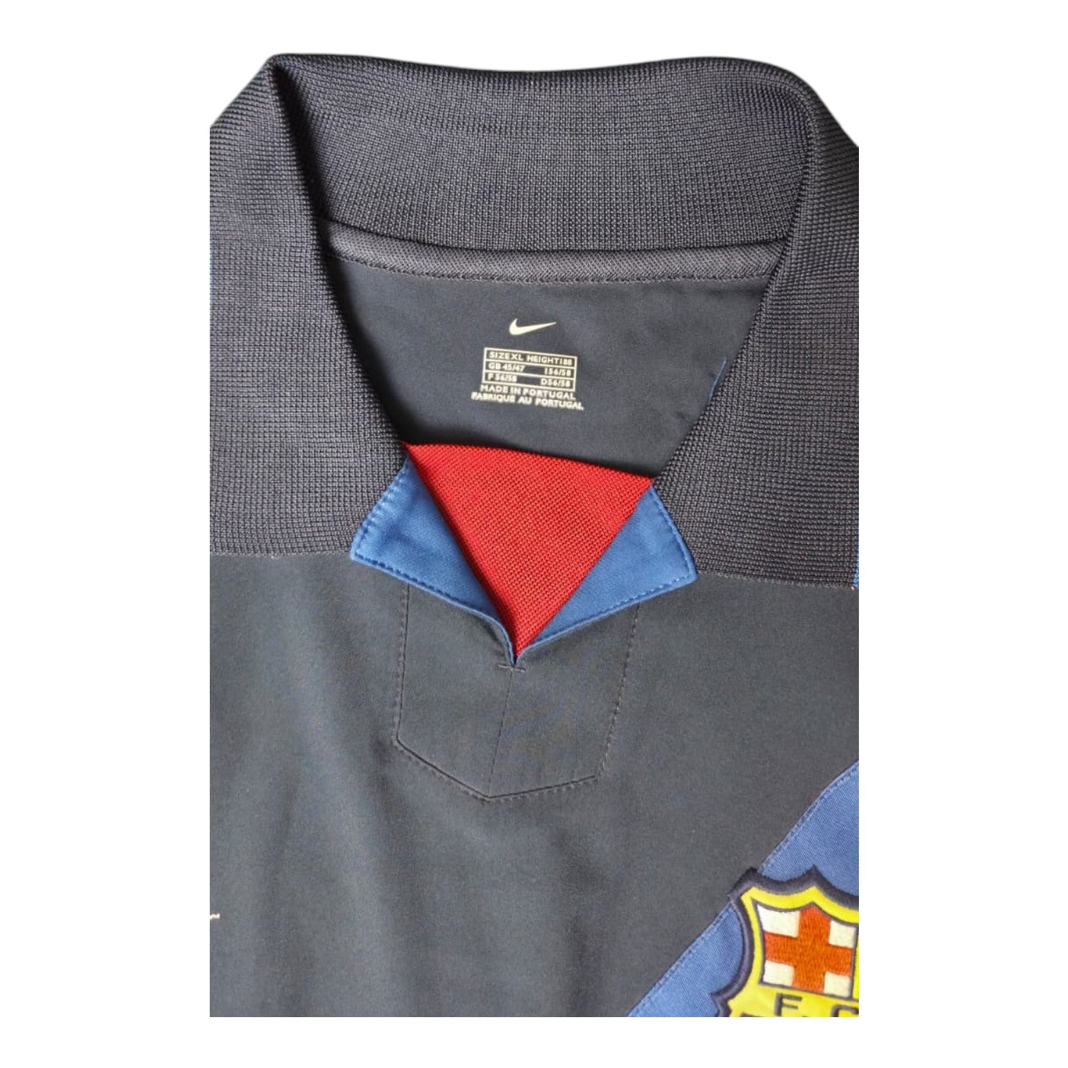 Dettaglio colletto polo ed etichetta taglia XL maglia Barcellona Third 2003-04 Nike – Made in Portugal scudetto FCB