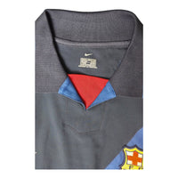 Dettaglio colletto polo ed etichetta taglia XL maglia Barcellona Third 2003-04 Nike – Made in Portugal scudetto FCB