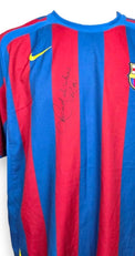 Dettaglio autografo originale Ronaldinho maglia FC Barcelona 2005-06 – firma pennarello nero sul fronte – COA Associazione Autografia incluso