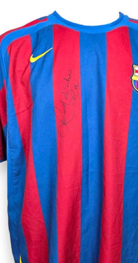 Dettaglio autografo originale Ronaldinho maglia FC Barcelona 2005-06 – firma pennarello nero sul fronte – COA Associazione Autografia incluso