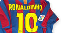 Retro maglia Barcelona 2005-06 Ronaldinho numero 10 – patch LFP La Liga – font giallo ufficiale