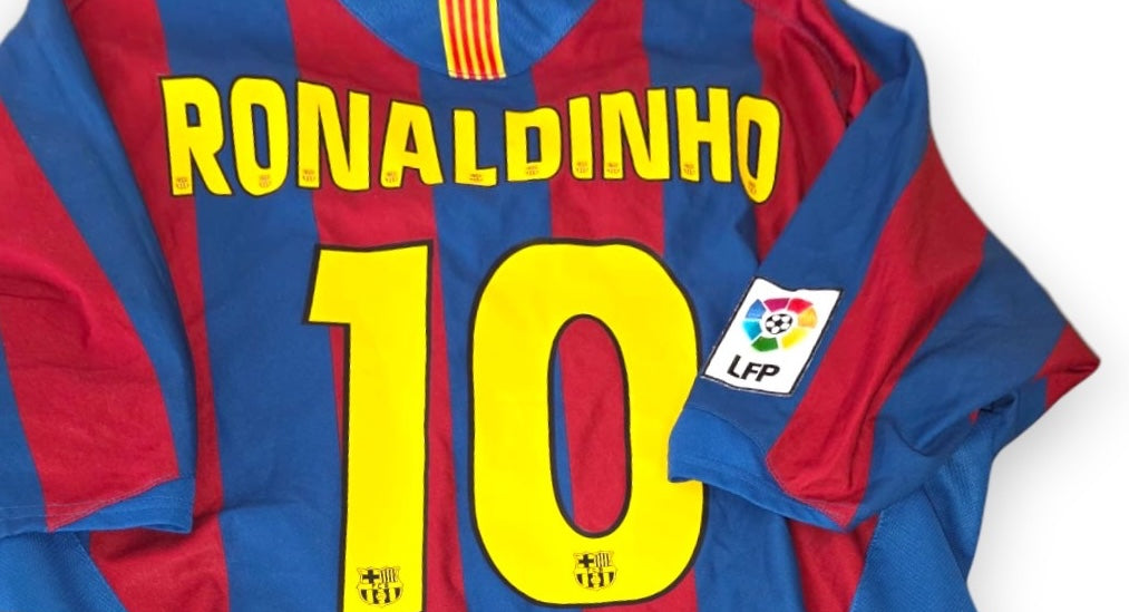 Retro maglia Barcelona 2005-06 Ronaldinho numero 10 – patch LFP La Liga – font giallo ufficiale