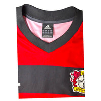 Dettaglio colletto a V e stemma Bayer Leverkusen maglia Home 2002-03 Adidas – taglia L Made in Portugal fodera rosa