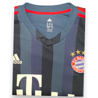 Dettaglio colletto V maglia Bayern Monaco Third 2013/14 climacool Adidas Made in Thailand etichetta taglia 2XL stemma FC Bayern München tre stelle dorate sponsor Deutsche Telekom
