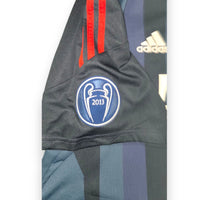 Dettaglio manica sinistra maglia Bayern Monaco Third 2013/14 patch ufficiale UEFA Champions League 2013 celebrativa vittoria Wembley finale contro Borussia Dortmund tre righine rosse Adidas