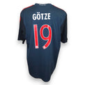 Retro maglia Bayern Monaco Third 2013/14 numero 19 rosso bordato bianco cognome GÖTZE stampato autografo Mario Götze pennarello nero motto Mia san mia ricamato sotto colletto – condizioni Excellent
