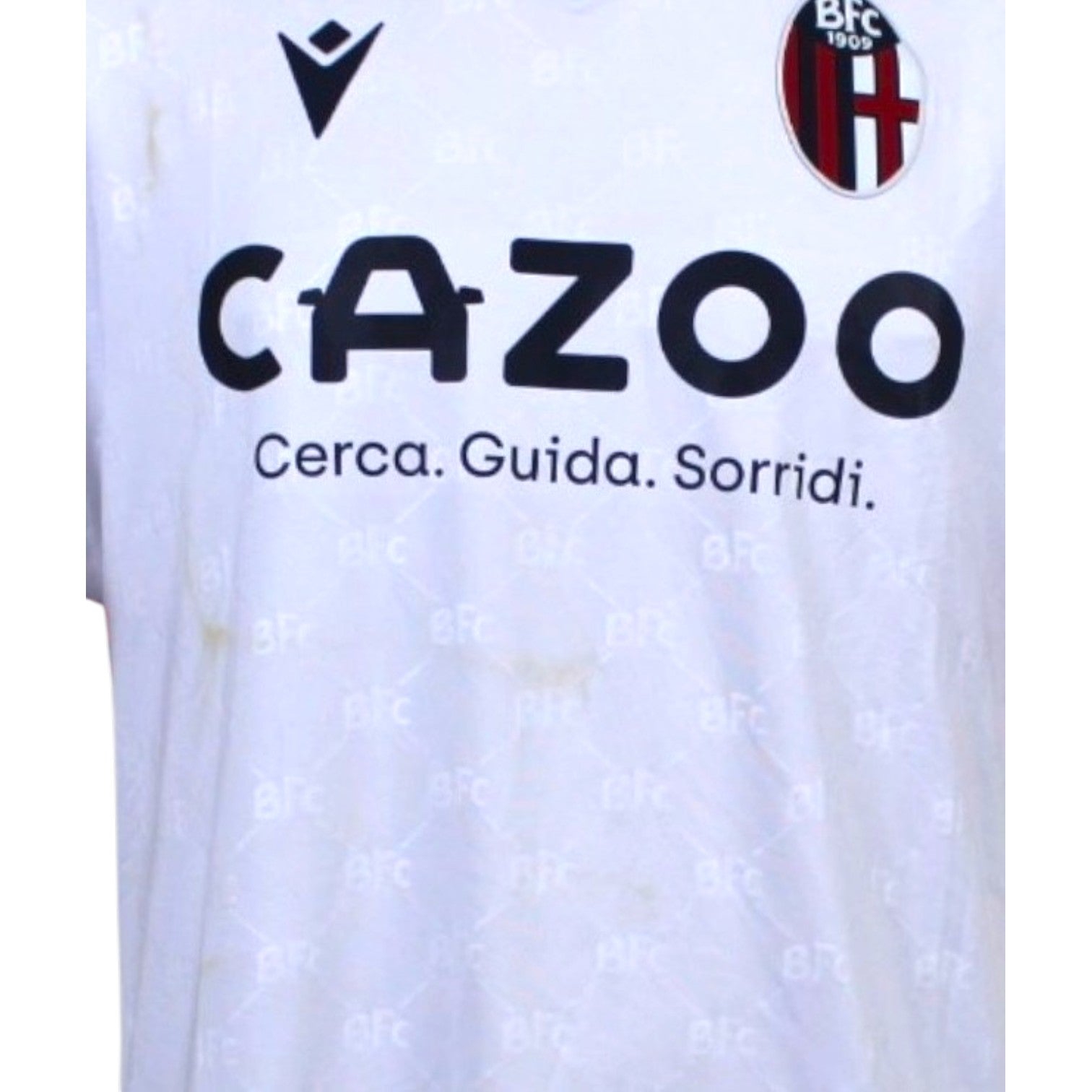 Dettaglio sponsor Cazoo e stemma Bologna FC 1909 maglia Away 2022/23 – pattern all-over BFC tono su tono