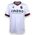 Maglia Bologna Away 2022/23 Posch autografata fronte – Macron bianca sponsor Cazoo Cerca Guida Sorridi stemma BFC collo rosso blu