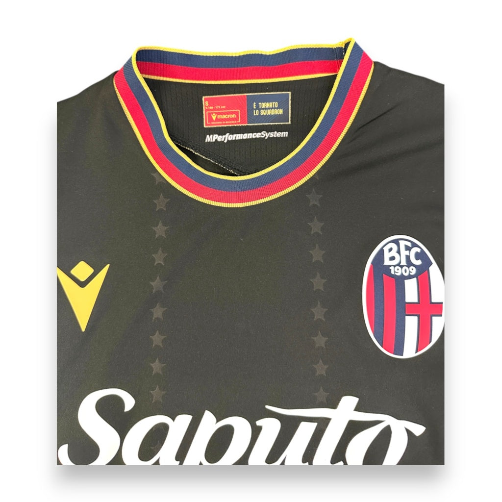 Dettaglio colletto e stemma BFC 1909 maglia Bologna Champions League 2024-25