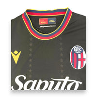 Dettaglio colletto e stemma BFC 1909 maglia Bologna Champions League 2024-25