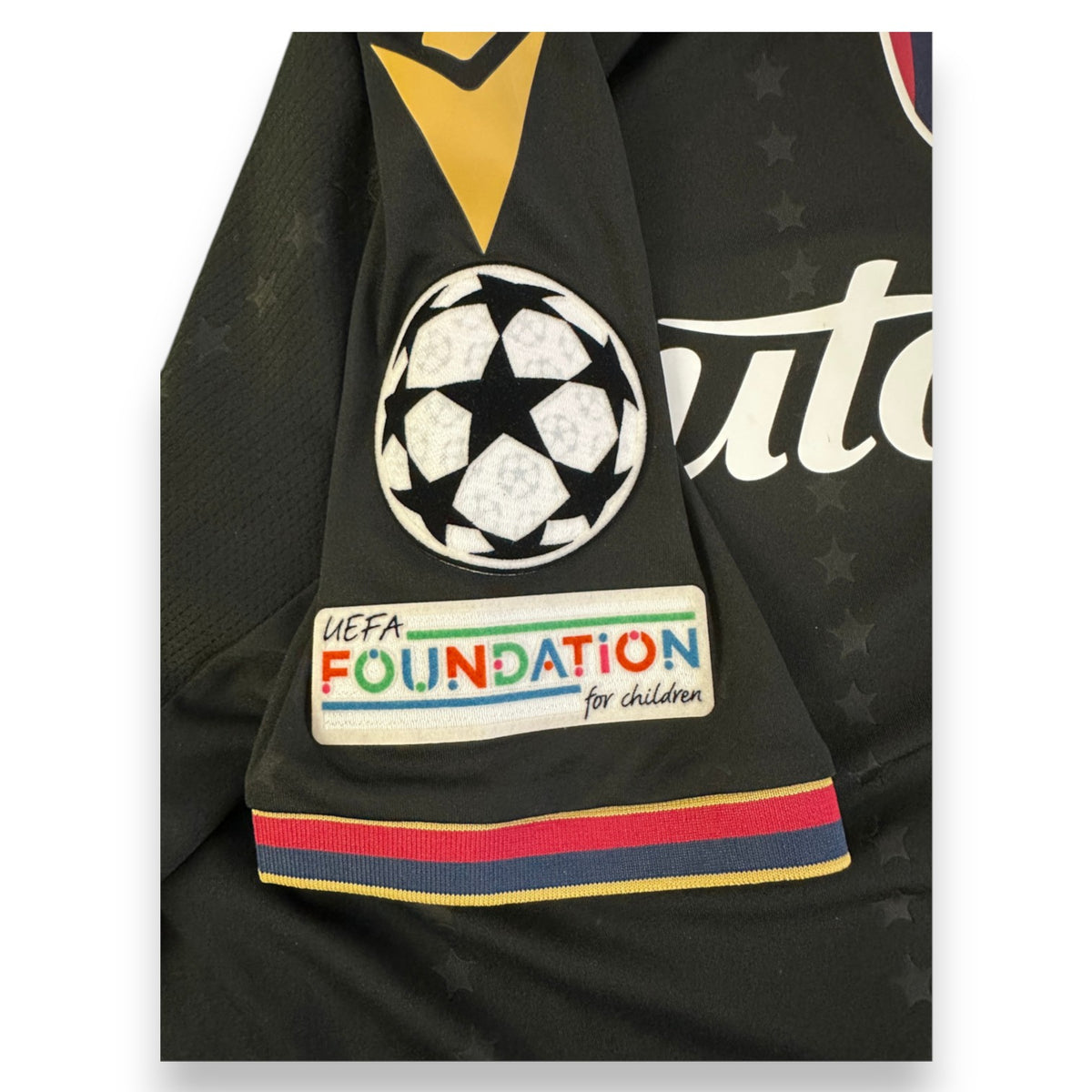 Dettaglio patch UEFA Champions League e UEFA Foundation manica maglia Bologna 2024-25