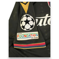 Dettaglio patch UEFA Champions League e UEFA Foundation manica maglia Bologna 2024-25