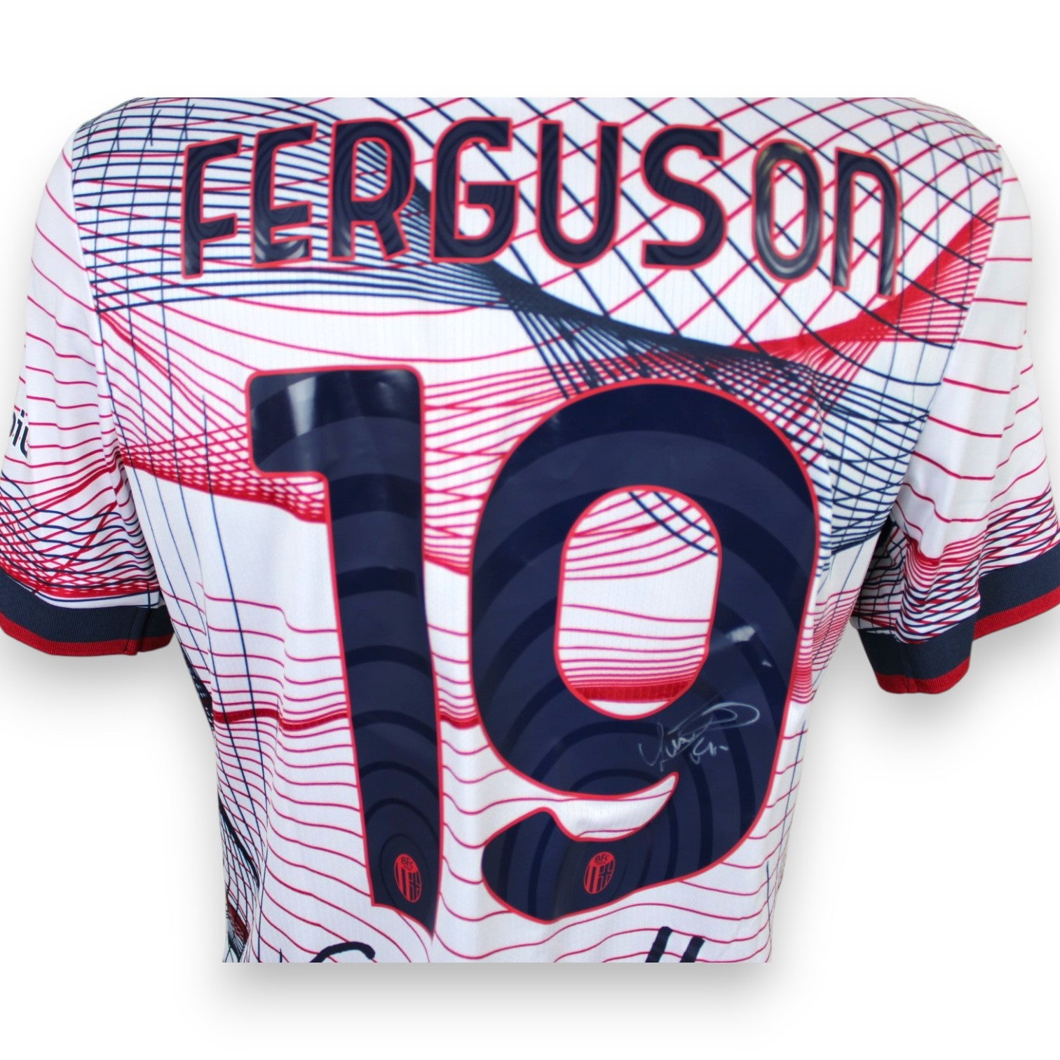 Dettaglio autografo originale Lewis Ferguson sul numero 19 maglia Bologna 2023-24 – pennarello argento – COA incluso