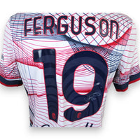 Dettaglio autografo originale Lewis Ferguson sul numero 19 maglia Bologna 2023-24 – pennarello argento – COA incluso