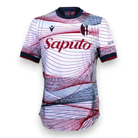 Maglia Bologna Third 2023-24 Store Macron – sponsor Saputo – design optical linee rosso blu – Lewis Ferguson