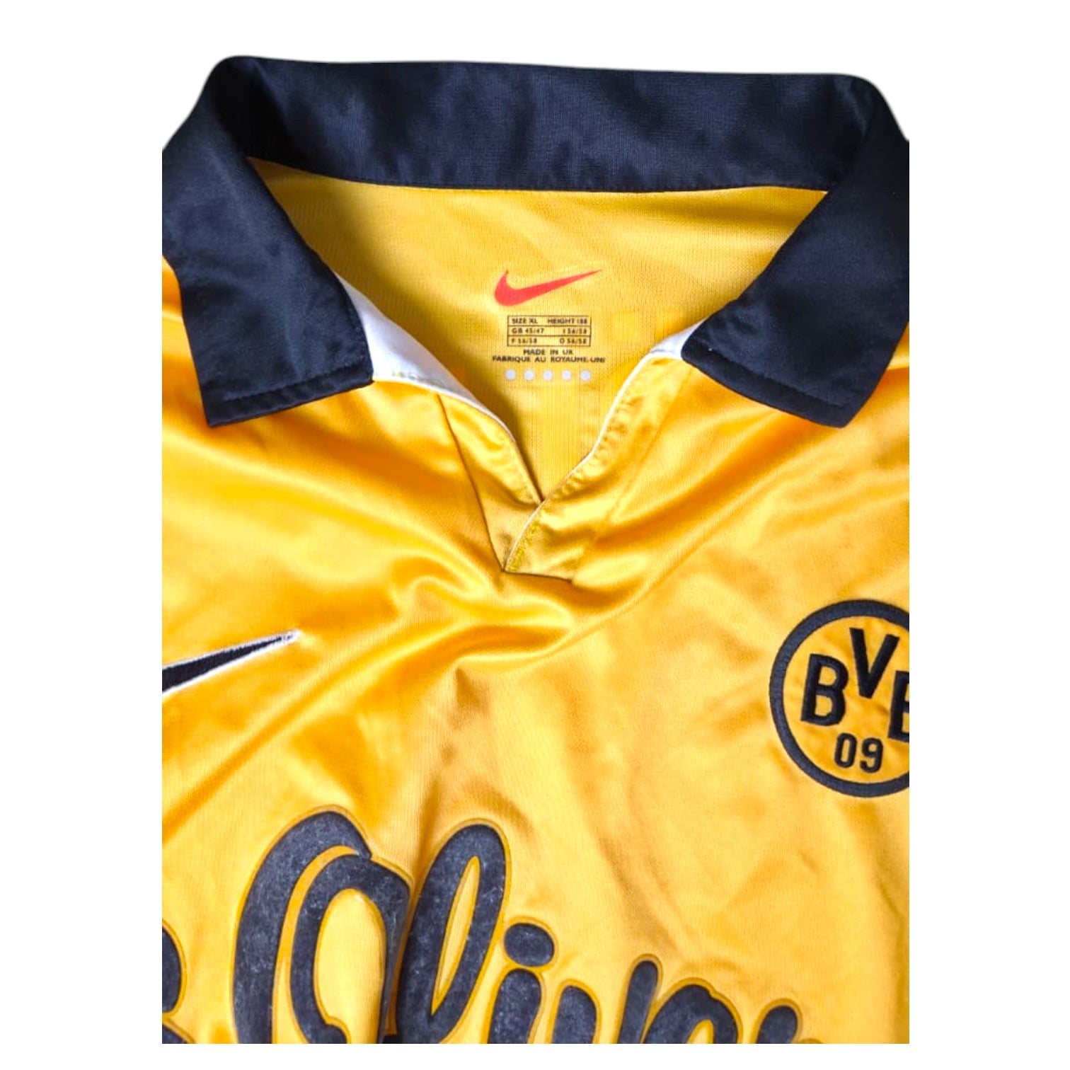 Dettaglio colletto polo nero e stemma BVB 09 maglia Borussia Dortmund 1997-98 Nike – etichetta taglia XL Made in UK