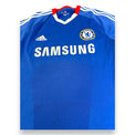Dettaglio tessuto traforato, stemma Chelsea e sponsor Samsung – maglia Home 2010/11 Adidas