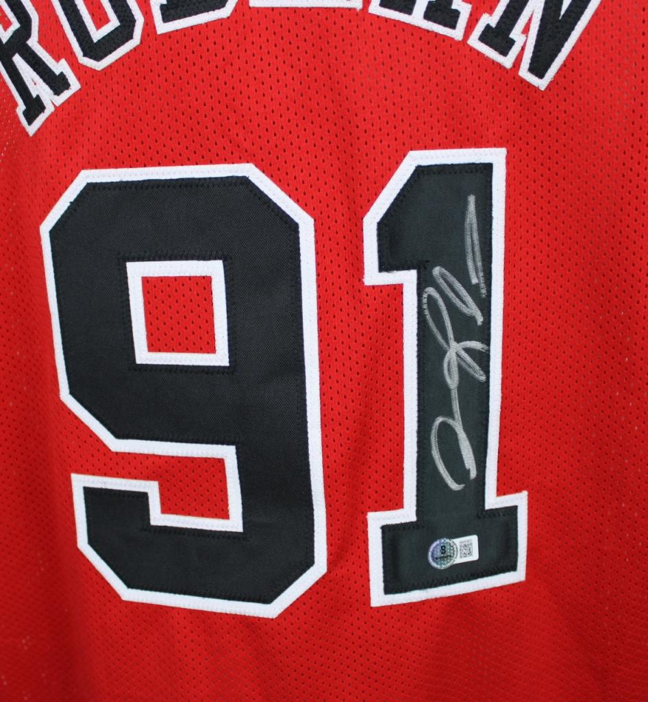 Dettaglio numero 91 maglia Bulls 1997-98 – autografo originale Dennis Rodman pennarello argento – patch BAS cucita