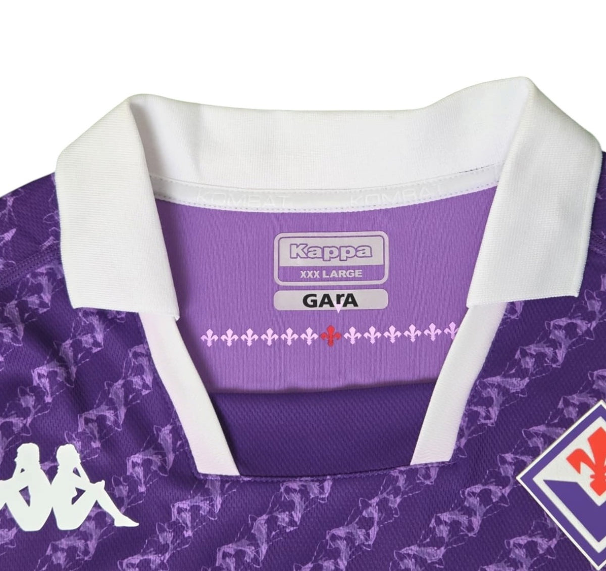 Colletto della maglia Fiorentina 2023/24 con etichetta Kappa XXX Large, dicitura Gara e tredici gigli