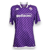 Maglia Fiorentina Home 2023/24 Kappa viola con motivo a gigli, colletto bianco e sponsor Mediacom – fronte