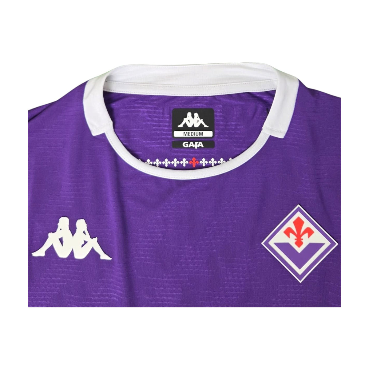 Colletto della maglia Fiorentina 2025/26 con etichetta Kappa Medium, dicitura Gara e tredici gigli
