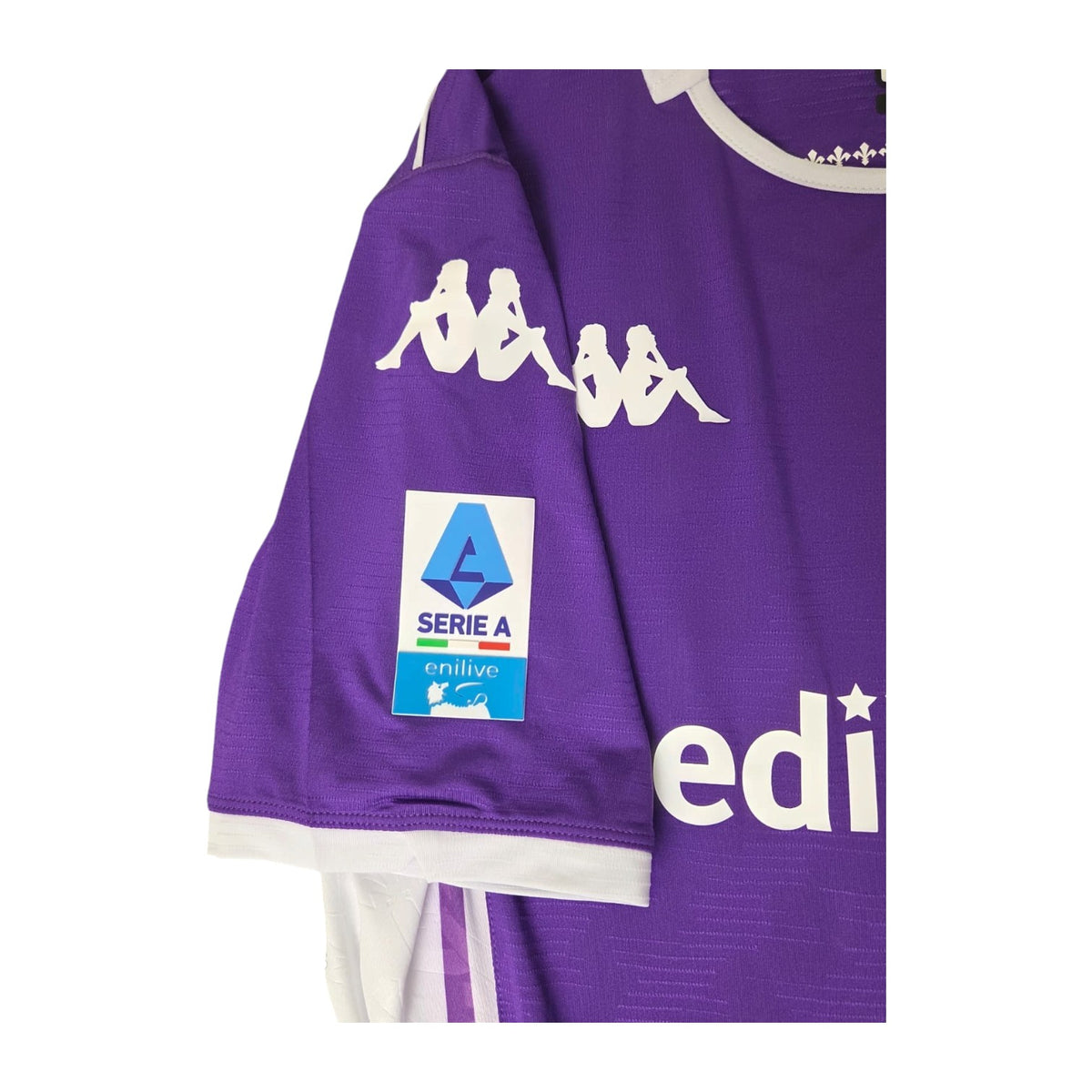 Patch Serie A Enilive e loghi Kappa sulla manica della maglia Fiorentina Home 2025/26