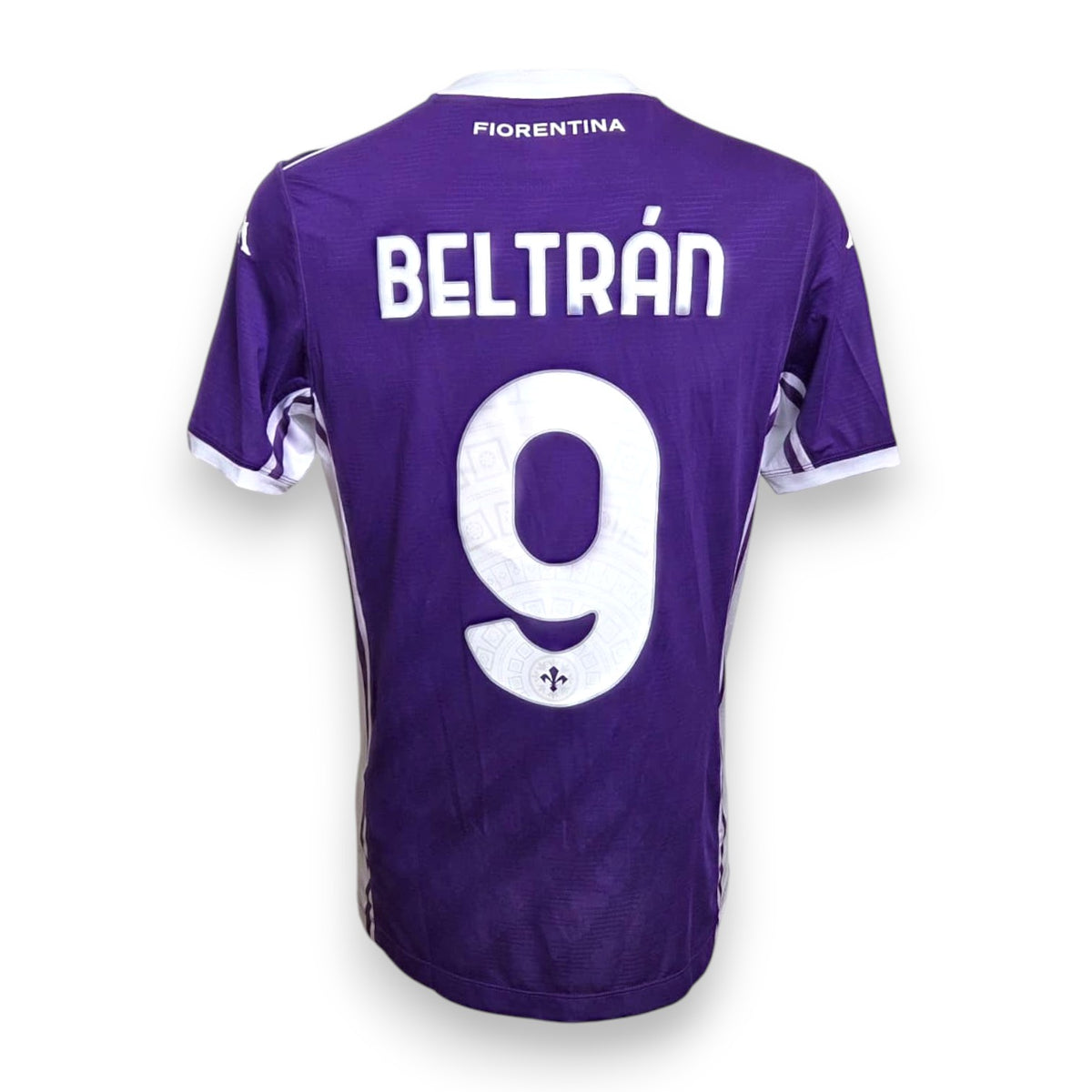 Retro maglia Fiorentina Home 2025/26 con nameset originale Beltrán 9 e scritta Fiorentina